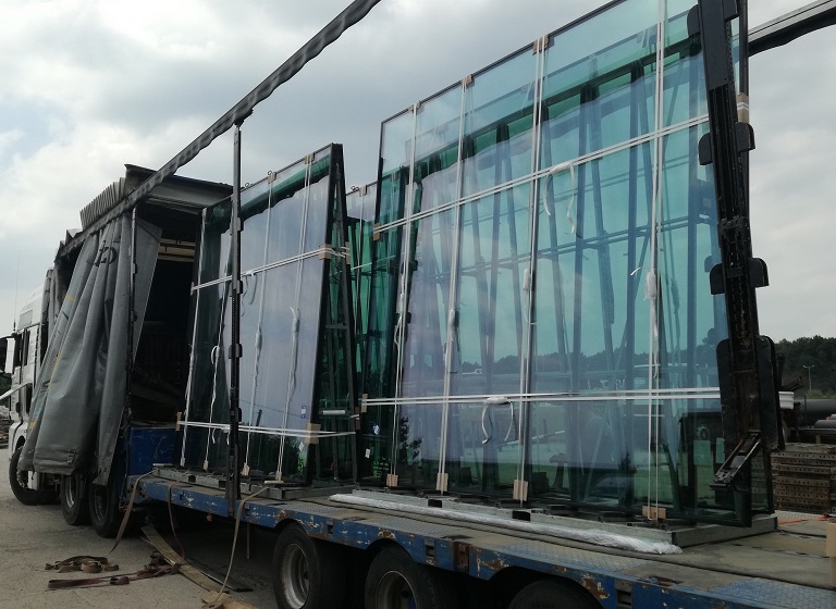 Jak bezpiecznie przewieźć szkło w rozmiarze XXL? – Go Logis organizuje ponadnormatywny transport szyb
